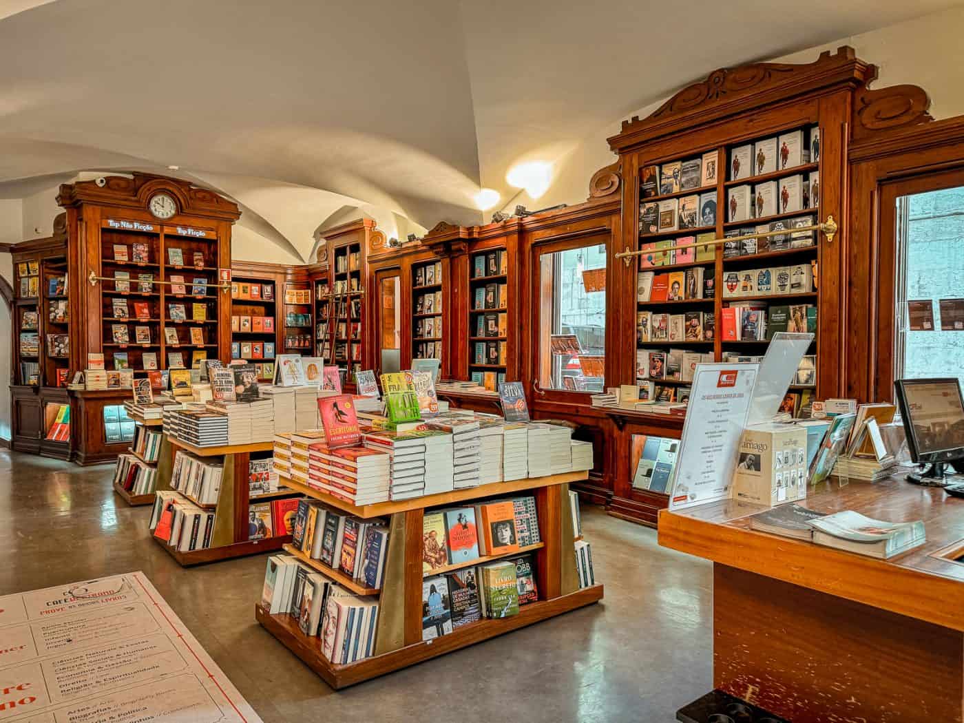 Livraria-Bertrand-Oldest-Bookshop-in-the-World-4-1400x1050